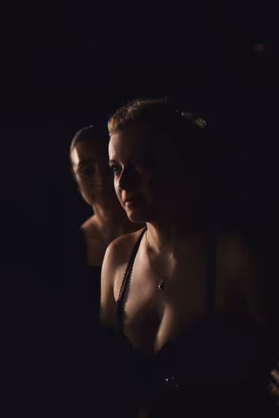 Clip Proud Rebel - Izia Jeen